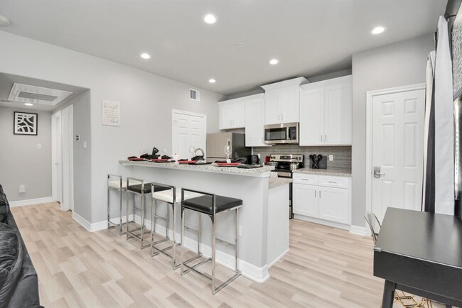 Kitchen Open concept kitchen apartment, Modern Houston apartment kitchen with breakfast bar
